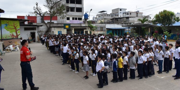 Bomberos visita las unidades educativas bajo el proyecto “Manitos Sin Pólvora”