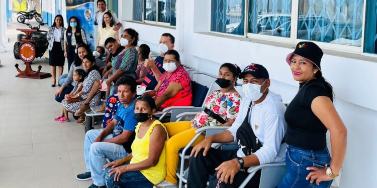 Armada de Ecuador realizó donación de sillas de ruedas