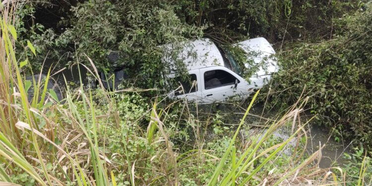 Vehículo perdió pista y volcó en la vía a Balosa