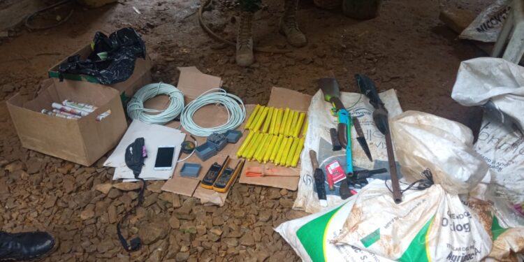 Se encontró material explosivo y armas de fuego en una vivienda