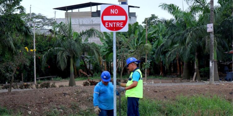 Movilidad implementa señalética en la vía Limón