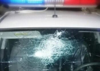 Alrededor de 30 hombres armados atacaron a un patrullero de la policía