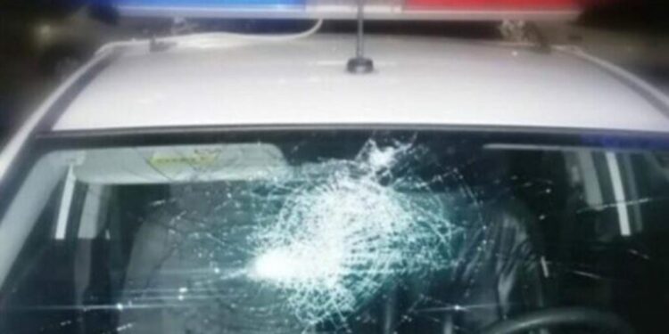 Alrededor de 30 hombres armados atacaron a un patrullero de la policía