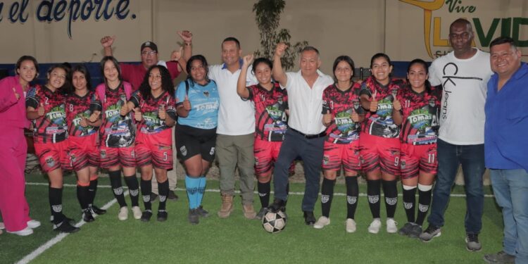 Prefectura y Municipio entregaron cancha de césped sintético