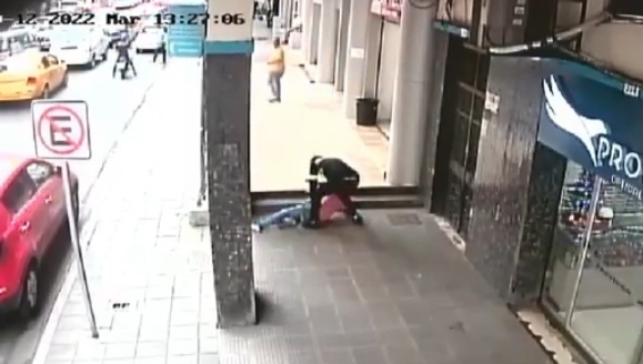 Lo golpearon en pleno centro de Machala para robarle el celular