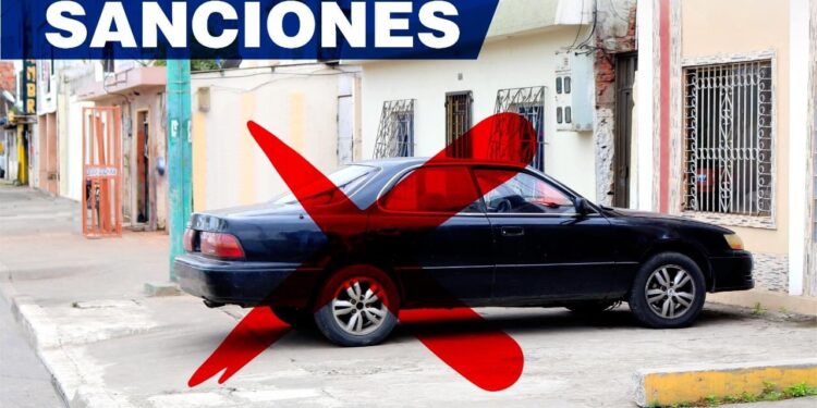 Estacionar el vehículo en la vereda podría tener una multa del 10% SBU