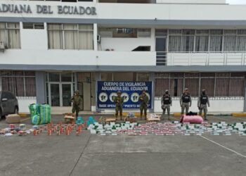 Mercadería de contrabando valorada en 5.000 dólares era transportada en un bus