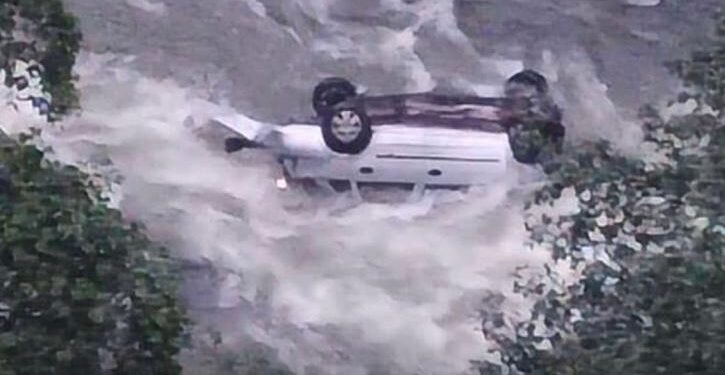 Un fallecido tras caer vehículo a un abismo