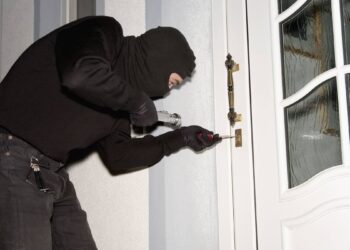 Rompieron las seguridades de las puertas y se llevaron 3 mil dólares