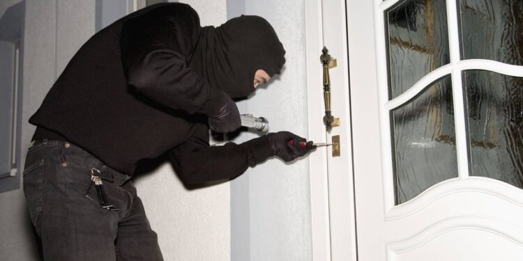 Rompieron las seguridades de las puertas y se llevaron 3 mil dólares