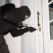 Rompieron las seguridades de las puertas y se llevaron 3 mil dólares