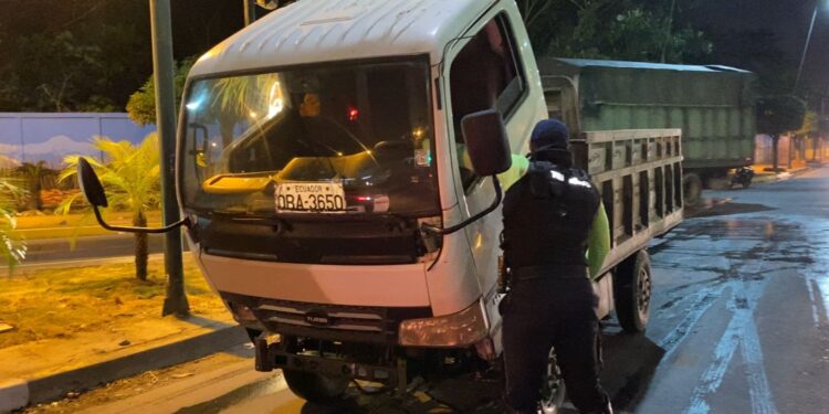 Un vehículo de carga pesada se prendio en llamas mientras circulaba