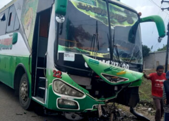 (Video) El choque entre una motocicleta y un bus dejó como saldo fatal un agente de tránsito fallecido y otro herido