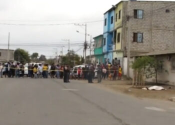 (Video) ujetos a bordo de una motocicleta le dispararon mientras caminaba