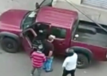 (Video) Testigo graba el momento en que dos sujetos encañonan a un ciudadano que conducía una camioneta