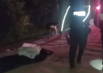 (Video) Un cuerpo sin vida, con signos de varias heridas, fue encontrado en una carretera
