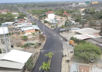 (Video) La Prefectura de El Oro coloca carpeta de asfalto en las calles principales de la Parroquia Chacras