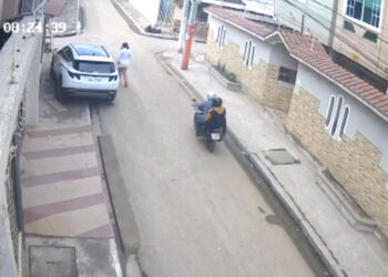 (Video) Asaltantes en motocicleta arrebataron el celular a una mujer