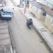 (Video) Asaltantes en motocicleta arrebataron el celular a una mujer