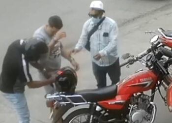 (Video) Delincuente caminando y otro en motocicleta, le arrebataron la moto