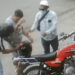 (Video) Delincuente caminando y otro en motocicleta, le arrebataron la moto