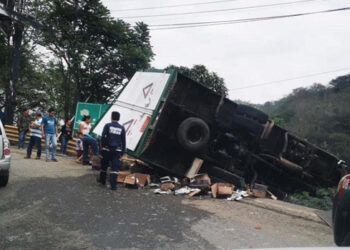 Camión perdió pista y volcó en el sector El Panche
