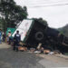 Camión perdió pista y volcó en el sector El Panche