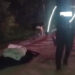 (Video) Un cuerpo sin vida, con signos de varias heridas, fue encontrado en una carretera