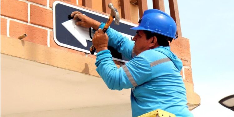 Colocaron señalización vertical en la Av. Apolinario Gálvez