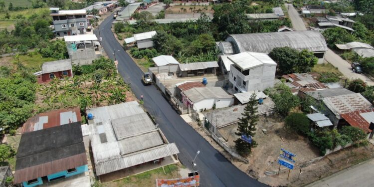 Prefectura asfalta calles de la parroquia Casacay