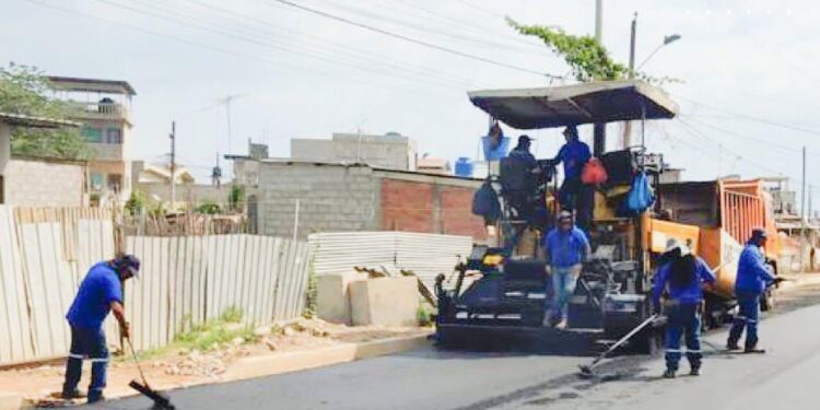 Municipio coloca asfalto en el sector Lucha de las Mujeres