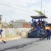 Municipio coloca asfalto en el sector Lucha de las Mujeres