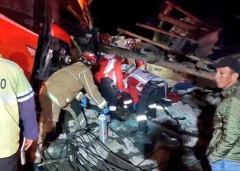Cuatro heridos al estrellarse un bus contra un poste