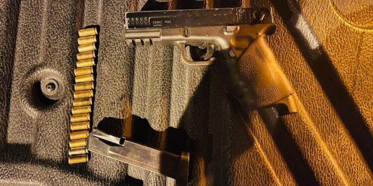 Se decomisó una pistola traumática en operativo militar