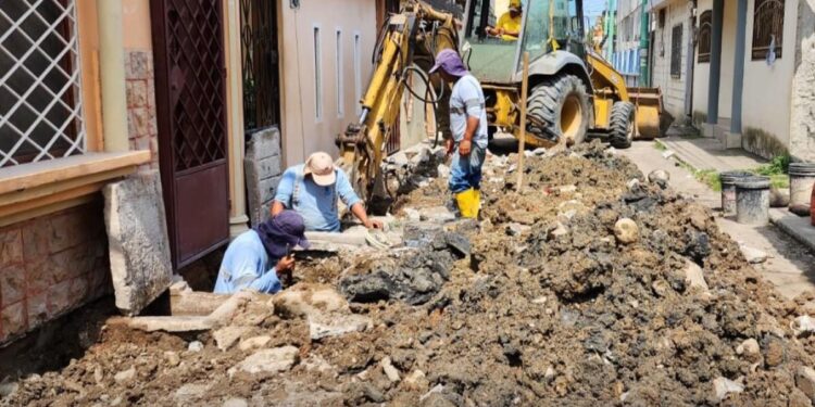 Aguas instaló red de alcantarillado en las calles 8va Sur y 8va Oeste