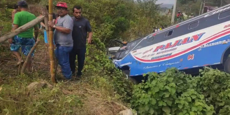 14 heridos dejó un choque entre un bus y una camioneta