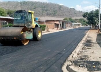 Prefectura asfalta calles de la Parroquia Palmales