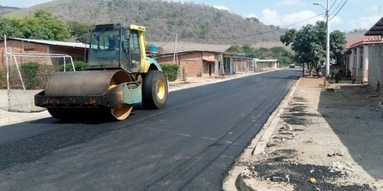 Prefectura asfalta calles de la Parroquia Palmales