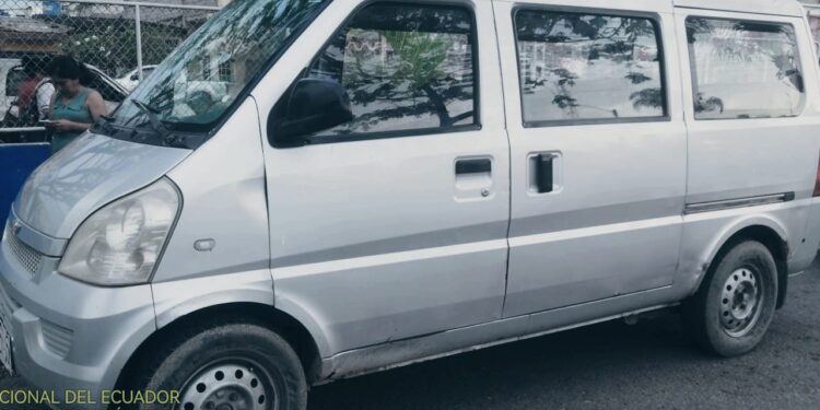 Mientras paseaban en un bote se metieron a robar en su carro