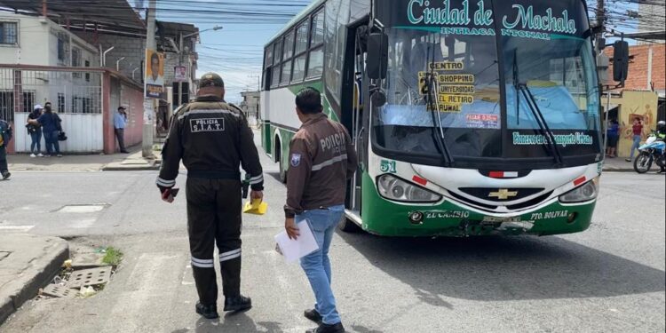 Motociclista resultó herido al chocar contra un bus urbano