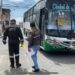 Motociclista resultó herido al chocar contra un bus urbano