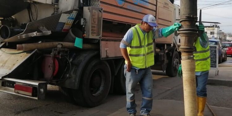 Mantenimiento de redes de alcantarillado realiza la empresa de Aguas Machala