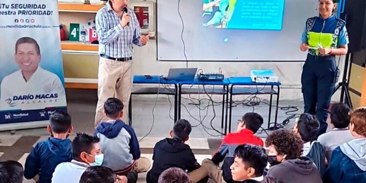 Movilidad capacitó a estudiantes sobre el respeto a las señales de tránsito