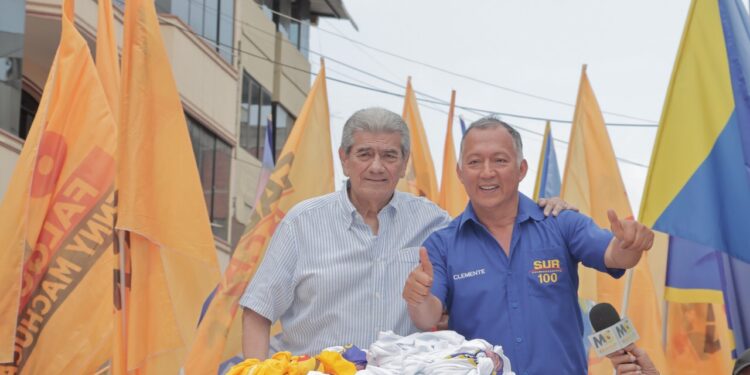 Clemente Bravo inició campaña recorriendo Machala con Falquez