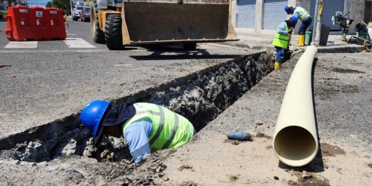 Aguas realizó el cambio de tirante sanitario en las calles Pichincha y Vela