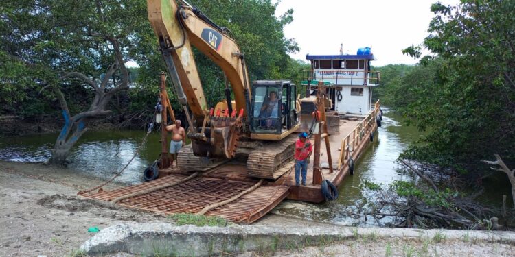 Maquinaria ya realiza trabajos en Jambelí