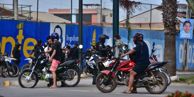 Por balacera policías llegaron hasta el cementerio