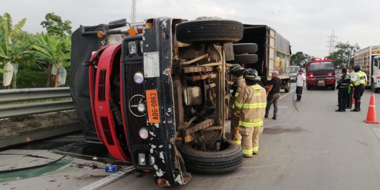 Conductor herido al volcar un camión