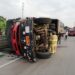 Conductor herido al volcar un camión