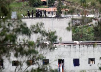 Tres policías detenidos mientras intentaban ingresar armas de fuego a la cárcel de Turi